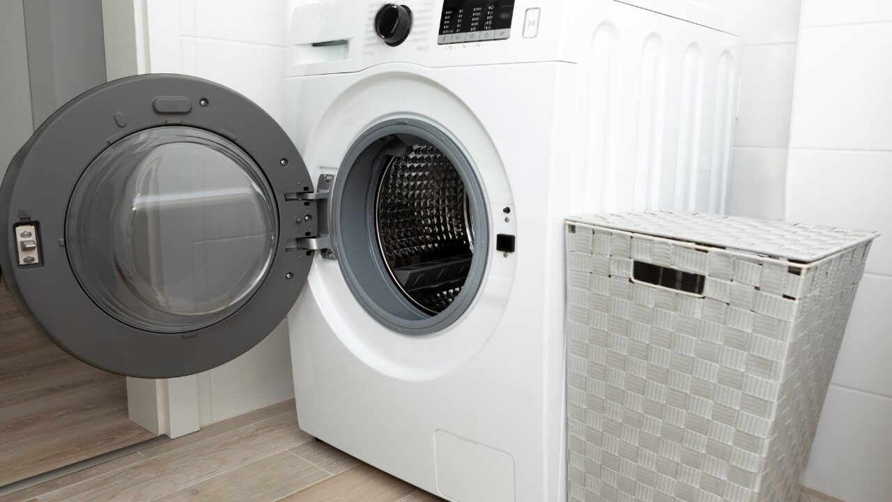 ドラム式洗濯機の扉があいている