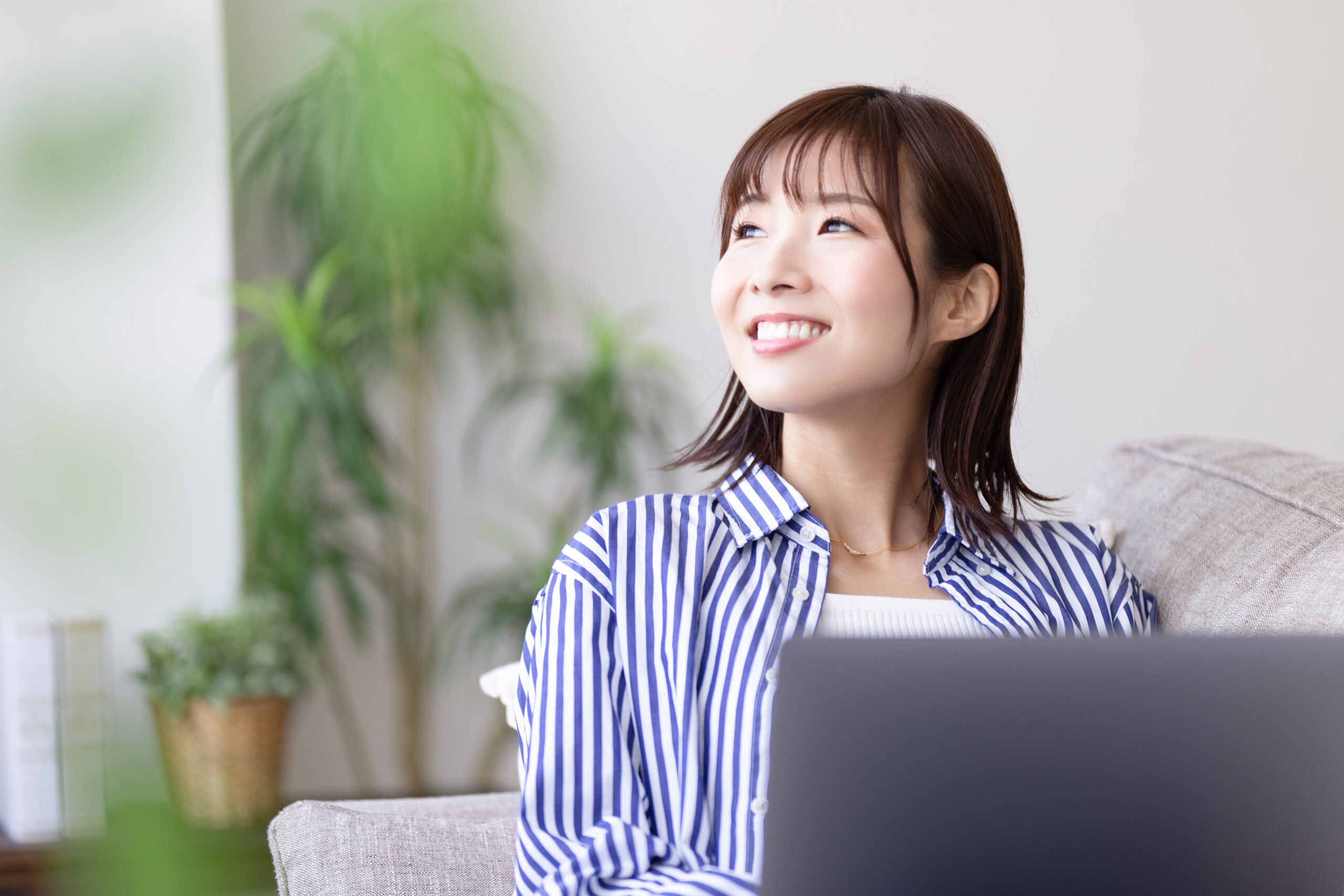 在宅ワークをしながら充実した笑顔の主婦